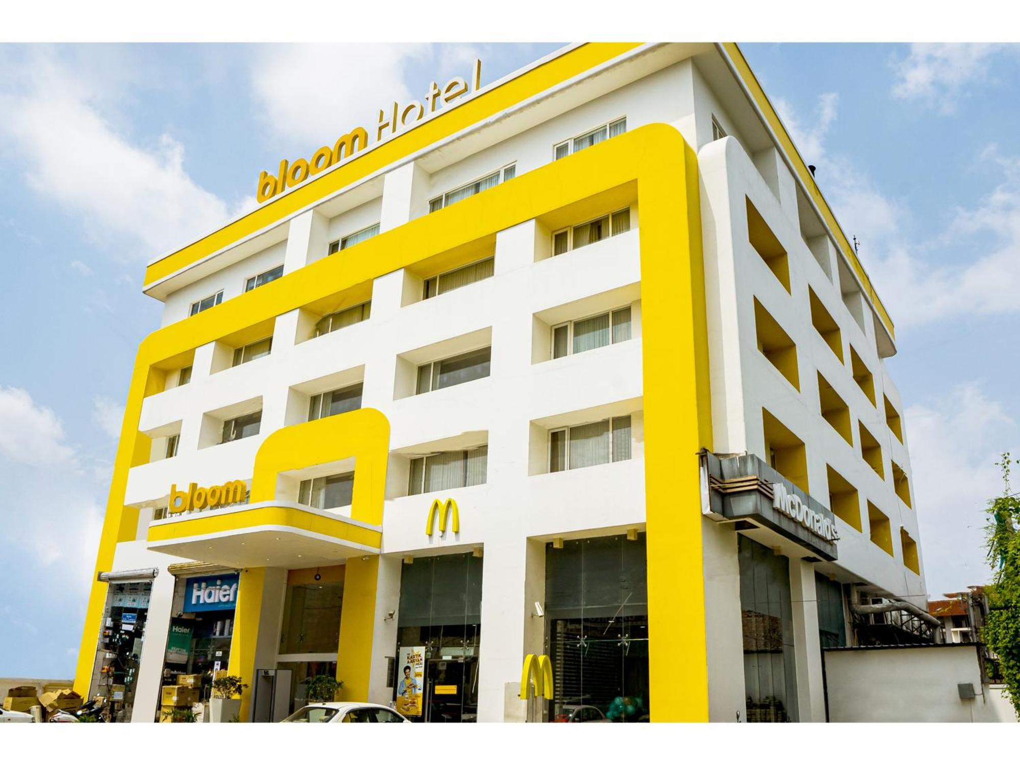 Bloom Hotel - Jammu Bagian luar foto